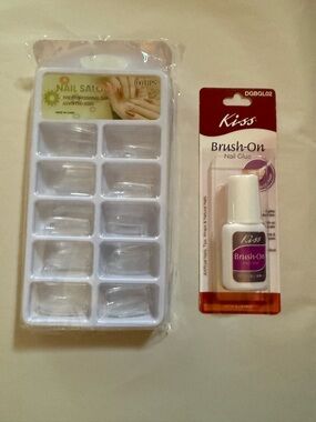NIP Set of 100 Clear Nail Tips and Kiss Brush On Nail Glue